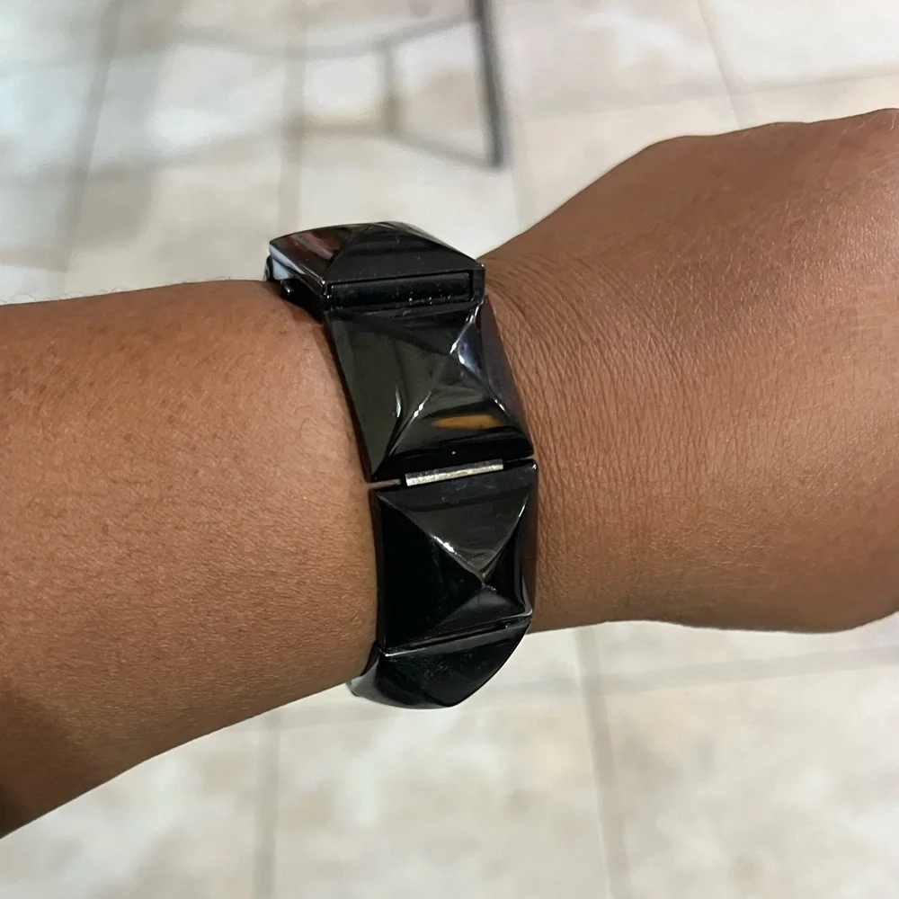 Vince Camuto Ladies Black Metal Pyramid-shaped Bracelet Watch VC/ 5027 Y121